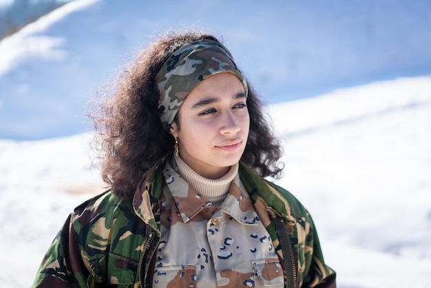 Junge Soldatin in Militäruniform auf Winterschnee. Foto in hoher Qualität