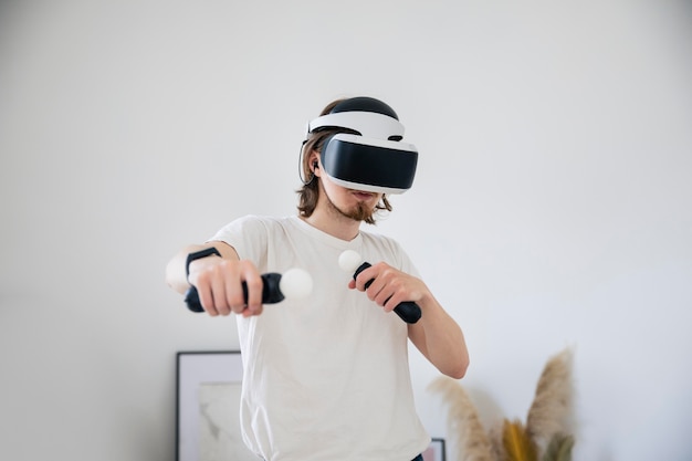 Junger Mann, der ein Virtual-Reality-Spiel spielt