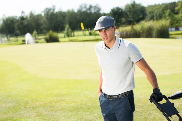 Foto junger mann, der golf spielt