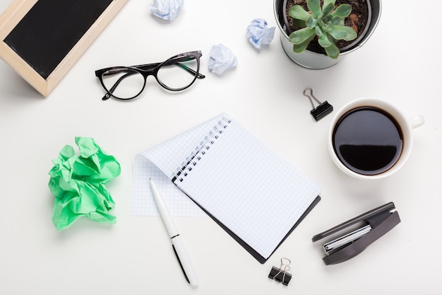 Kaffeetasse und Büromaterial