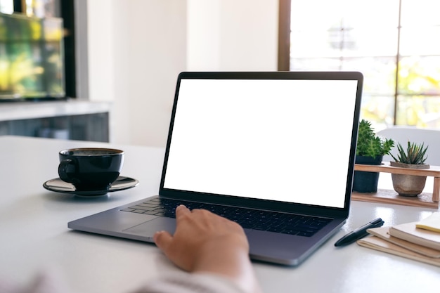 Kaffeetasse und Laptop auf dem Tisch