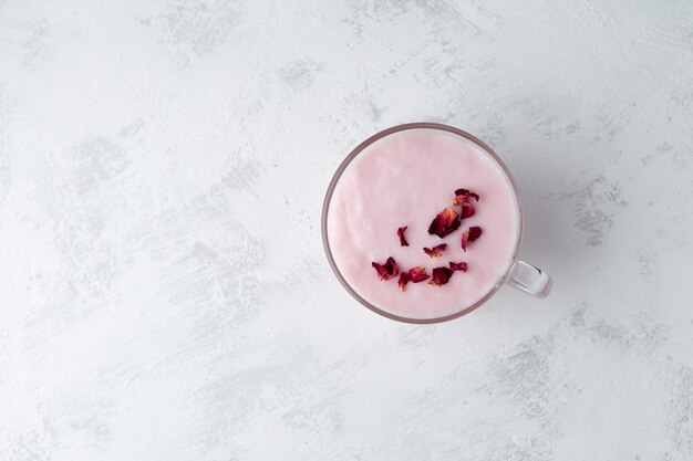 Kefir rosa ou Ayran decorado com pétalas de rosa Bebida de leite fermentado Bebida dietética para perda de peso