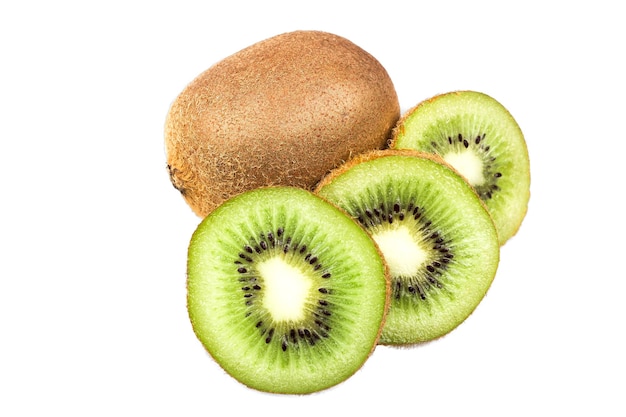 Foto kiwis inteiros e kiwis fatiados isolados no fundo branco