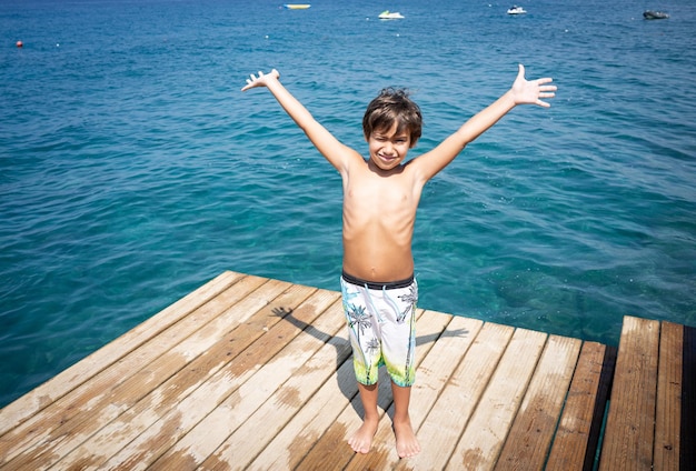 Kleiner süßer Junge am Seepier, der Urlaub genießt