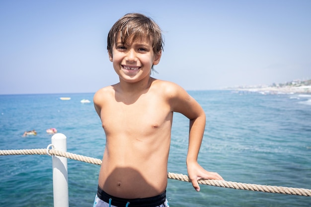 Kleiner süßer Junge am Seepier, der Urlaub genießt