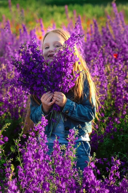 Kleines Mädchen im Vorschulalter mit einem Strauß Wildblumen