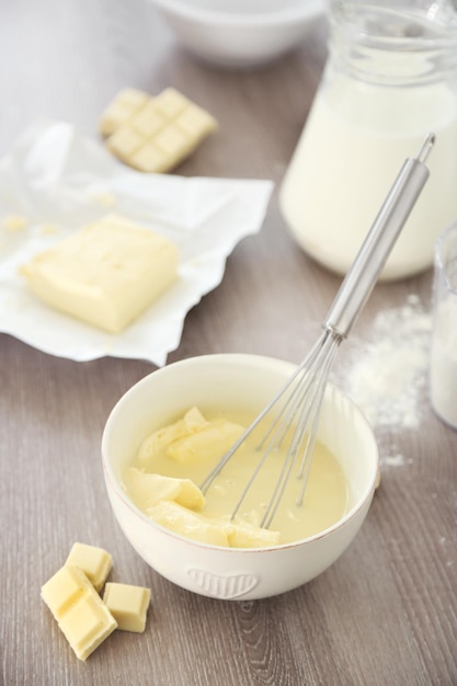 Foto kochen mit buttercreme in der küche