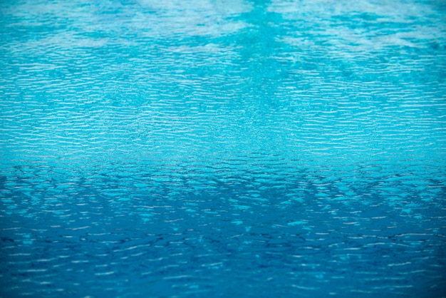 Kräuseln Sie Wasser im Swimmingpool mit wellenförmigem Wasserhintergrund der Sonnenreflexion