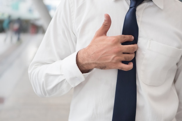 Kranker asiatischer Mann mit saurem Reflux oder Gerd; Porträt eines ungesunden, kranken asiatischen Inders mit Reflux, Entzündung