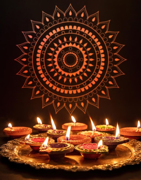 Lâmpadas de óleo de Diwali Diya acesas na celebração de Deepavali Hindu Festival de luzes Índia