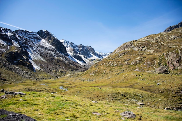 Landschaft der Nebenstraße zwischen dem Gipfel des Berges im Naturpark Kaunergrat im Kaunertaler Alpendorf in Landeck in der Nähe des Pitztals in Tirol in den Alpen in Norditalien und Westösterreich