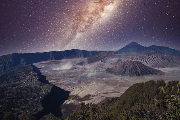 Landschaft mit Milchstraße über dem Vulkan Mount Bromo Gunung Bromo im Bromo Tengger Semeru Nationalpark Ostjava Indonesien Nachthimmel mit Sternen Langzeitbelichtung Foto