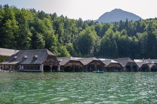 Foto landschaftliche aussicht auf den see durch bäume und berge gegen den himmel