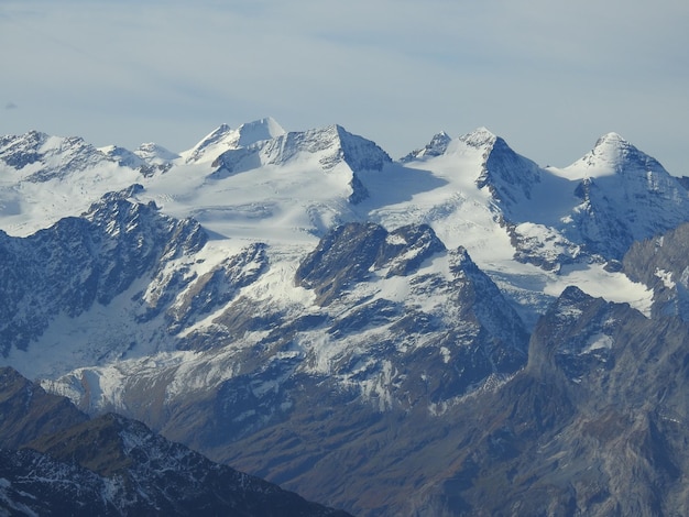 Foto landschaftliche aussicht auf schneebedeckte berge gegen den himmel