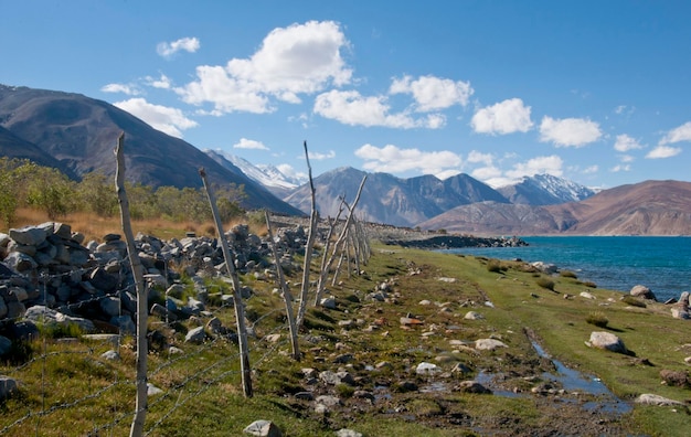 Foto landschaftsansicht vor dem himmel