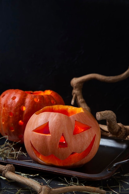 Foto lanterna de abobora esculpida de halloween esculpida em abóbora com velas acesas