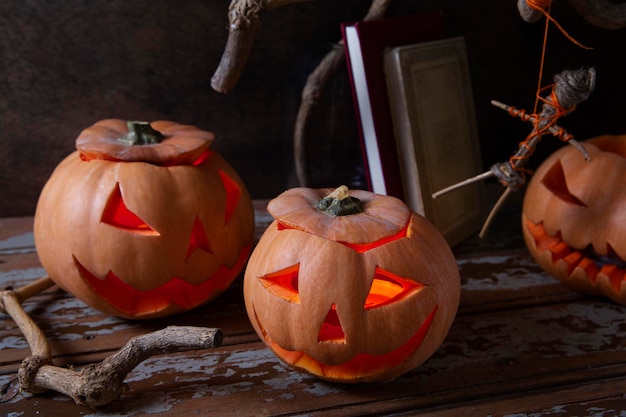 Foto lanterna de abobora esculpida de halloween esculpida em abóbora com velas acesas