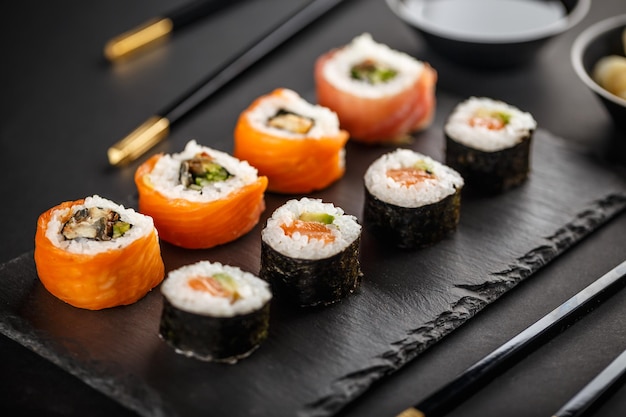 Foto leckere sushi-rollen