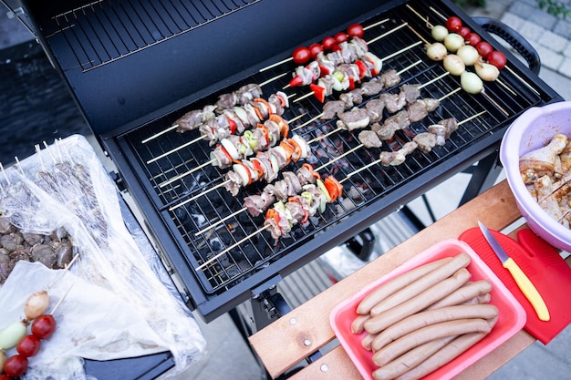 Leckeres Grillen mit verschiedenen Fleisch- und Gemüsesorten zubereiten