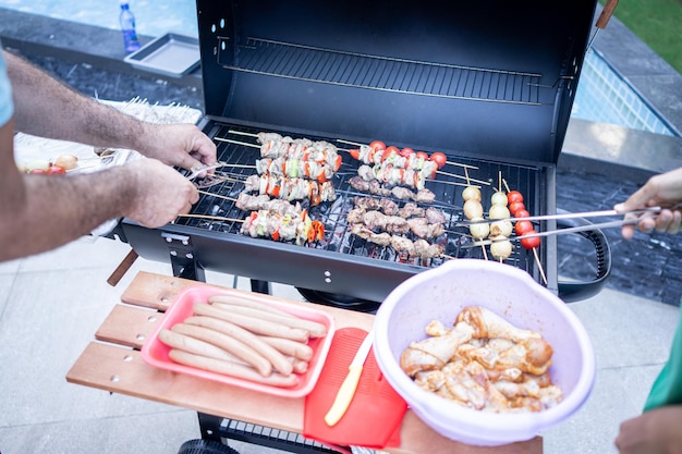 Leckeres Grillen mit verschiedenen Fleisch- und Gemüsesorten zubereiten