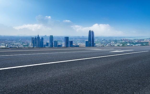 Foto leere asphaltstraße und skyline der stadt und gebäudelandschaft, china.