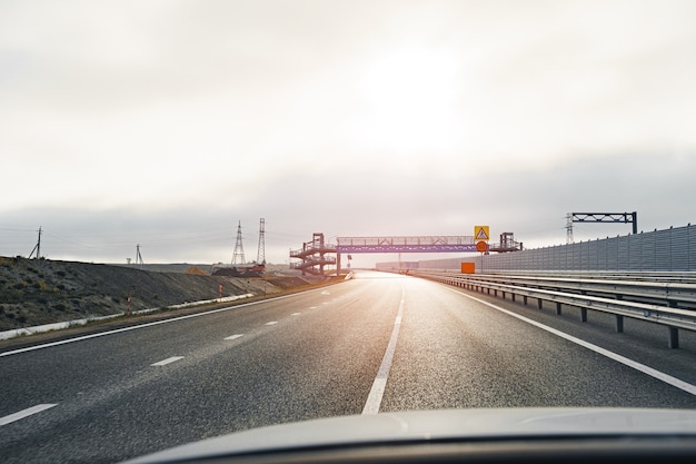 Foto leere autobahn mit guter asphaltstraße und bewölktem himmel