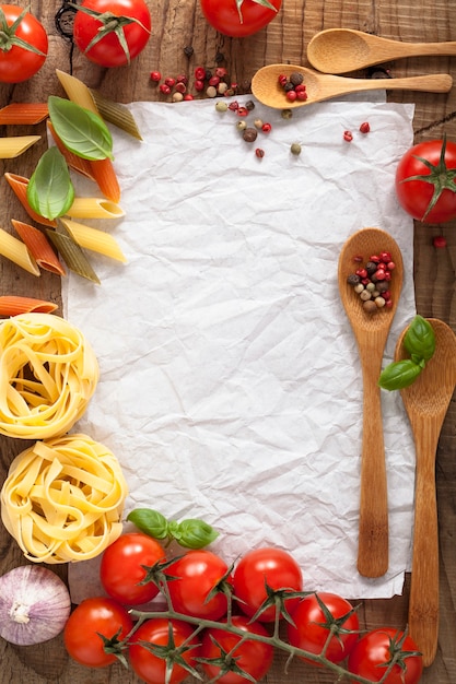 Leeres Papier für Rezepte mit Tomaten-Nudel-Pfeffer