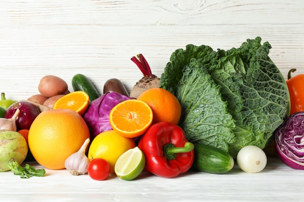 Foto legumes e frutas na madeira