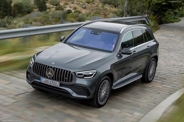 Foto leiria portugal2024 mercedes-benz glc ist ein fahrzeug, das von mercedes-benz entwickelt wurde.