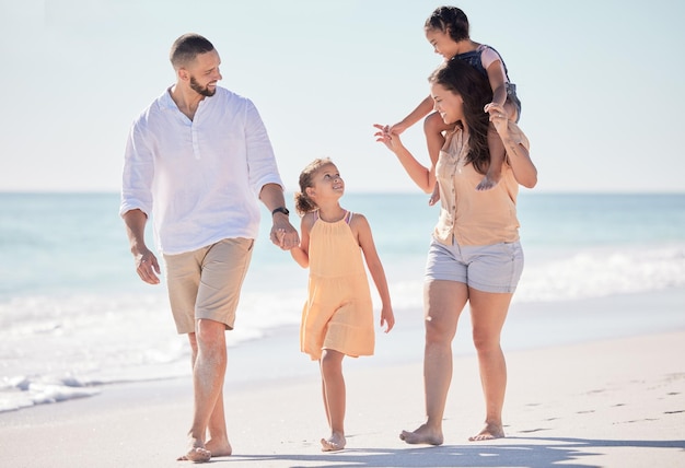 Lieben Sie glückliche und Familienspaziergänge am Strand, haben Sie Spaß und genießen Sie die gemeinsame Zeit auf dem Wasser, Meer oder Ozean. Glückliche Familie von Mama, Papa und Kindern reisen auf Sand für Frieden, Freiheit oder Wellness