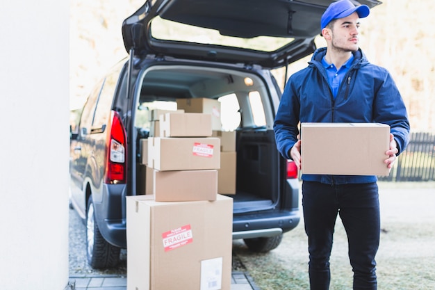 Lieferbote in Uniform mit Box