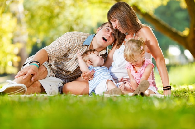 Linda família feliz curtindo no parque