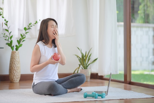 Linda mulher asiática se exercitando em casa para um estilo de vida saudável e moderno