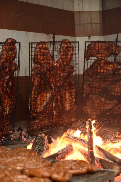 Linguiça assada de churrasco e costela de vaca cozinha tradicional argentina Patagônia Argentina