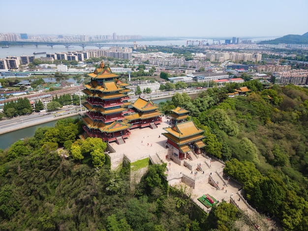 Luftaufnahme des Yuejiang-Turms, eines berühmten alten Gebäudes in Nanjing