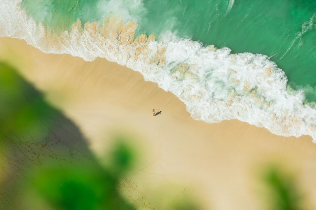 Luftaufnahme einer Frau, die am Meer stand