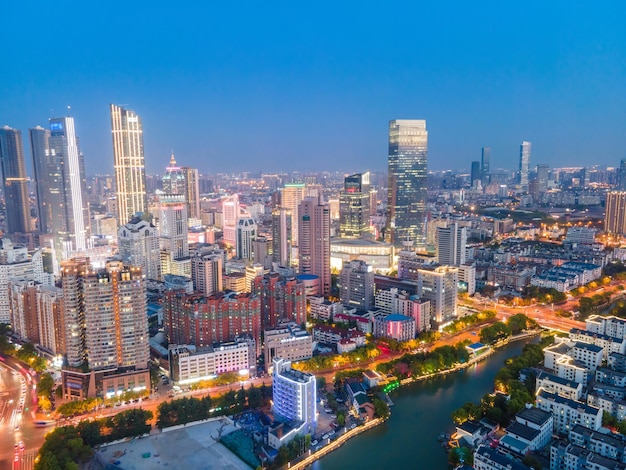 Luftaufnahmen der Nachtansicht und architektonischen Landschaftsskyline moderner chinesischer Städte