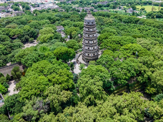 Luftaufnahmen von alten Gebäuden am Tiger Hill Tower, einem berühmten Aussichtspunkt in Suzhou