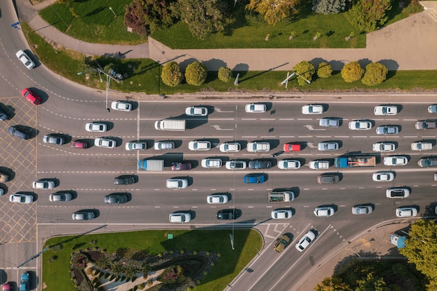 Luftbild von oben auf Kreuzungen mit Autoverkehr moderne städtische Kreuzungen und Kreuzungen