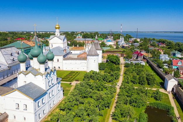 Luftdrohnenansicht des Rostower Kreml in der Nähe des Nero-Sees in Rostow der Großen Stadt im Sommer, Russland. Goldener Ring von Russland.