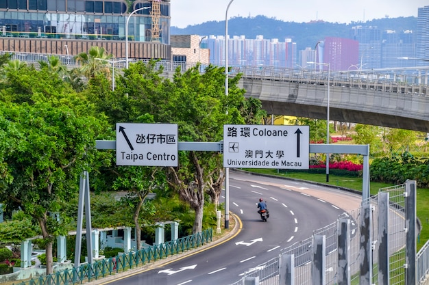 Macao, China - 2. April 2020: Blick auf die städtische Straße mit kurzen Gebäuden an den Seiten in Macao