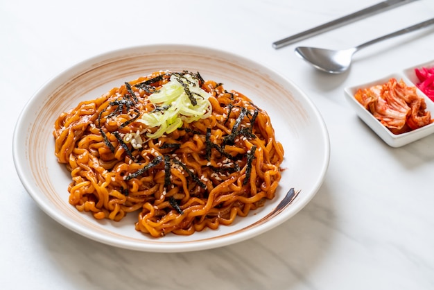 Macarrão instantâneo quente e picante coreano com kimchi