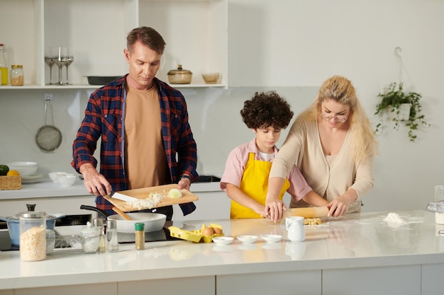 Macarrão para cozinhar em família para o jantar