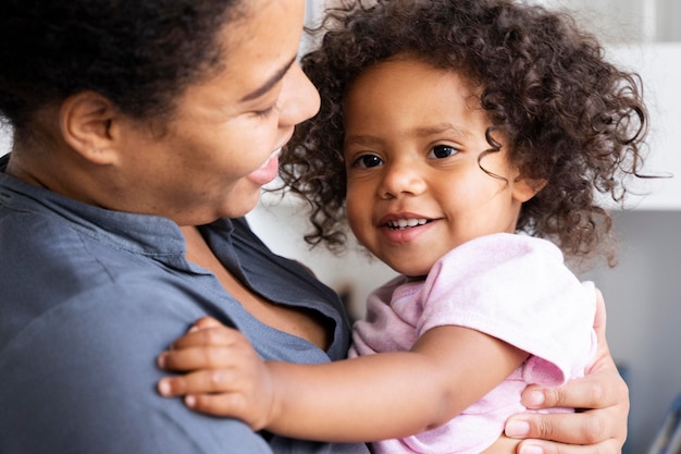 Mãe passando um tempo junto com seu filho