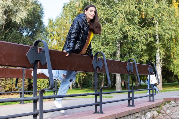 Mädchen auf der Brücke im Herbstpark