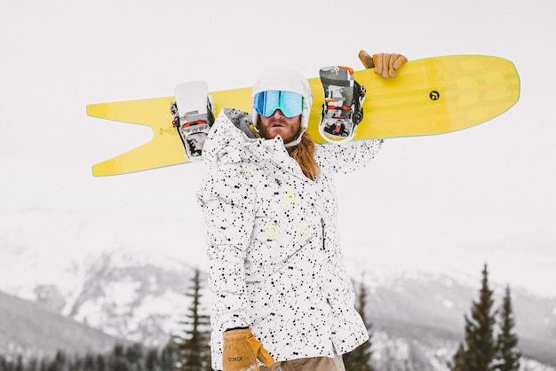 Foto männlicher snowboarder gefährlicher abstieg in aktion