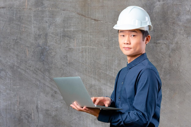 Mann asiatischer Ingenieur mit Laptop