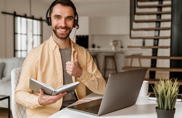 Mann mit Headset, der Videoanruf auf Laptop hat