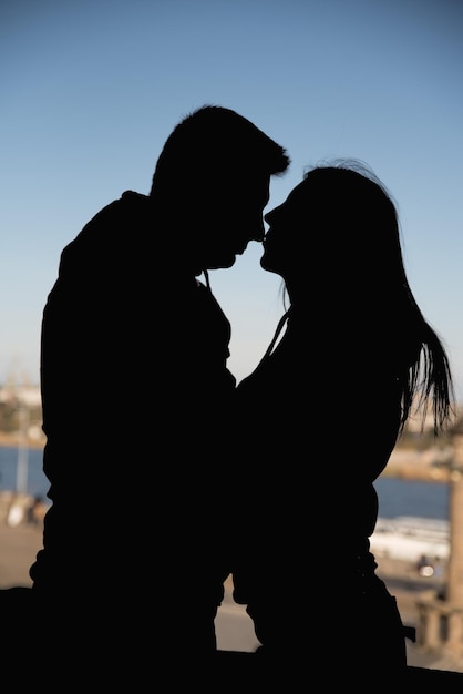 Mann und Frau umarmen Silhouette