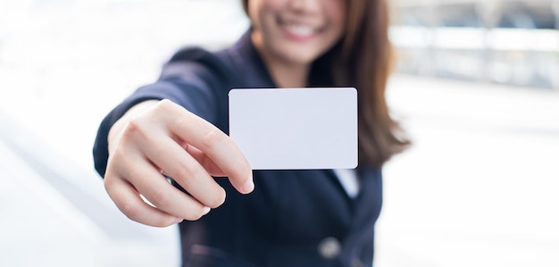 mão de mulheres de negócios segurando cartão branco vazio para texto